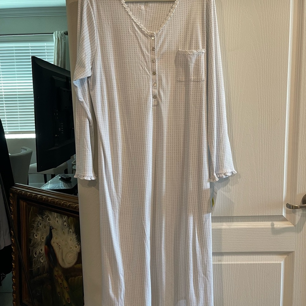Eileen West White Long Nightgown with V-Neck